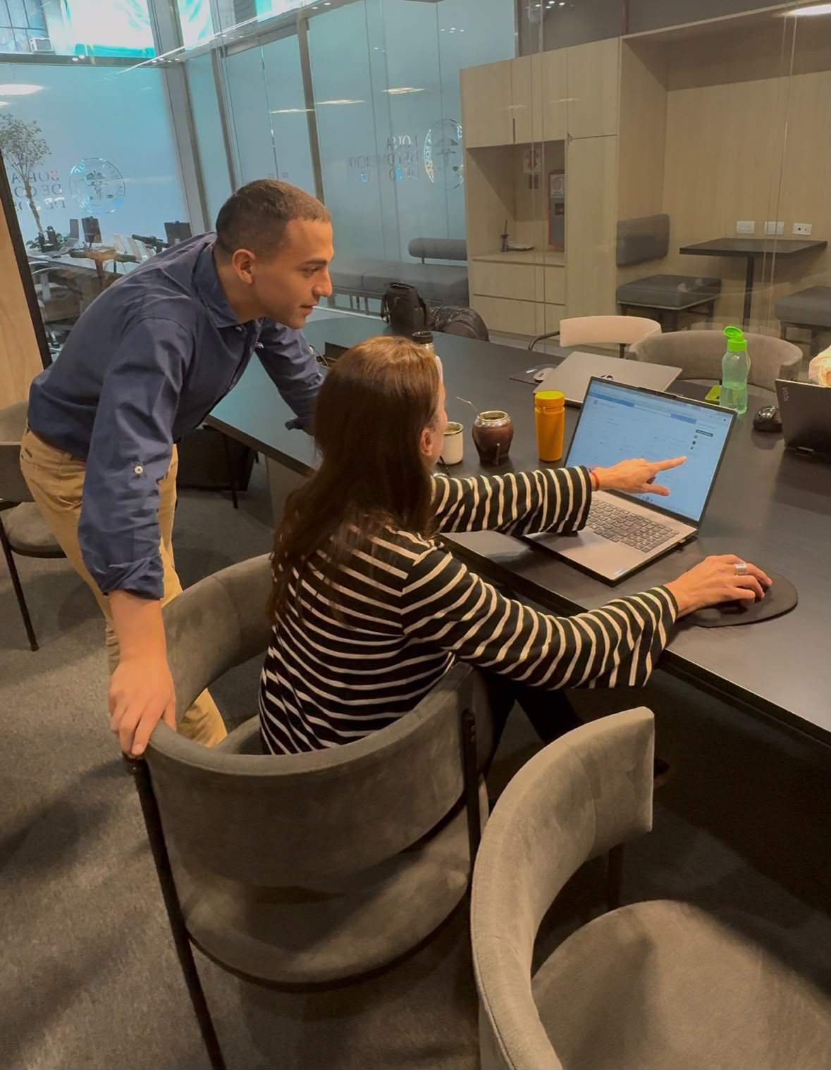 Alda trabajando con equipo