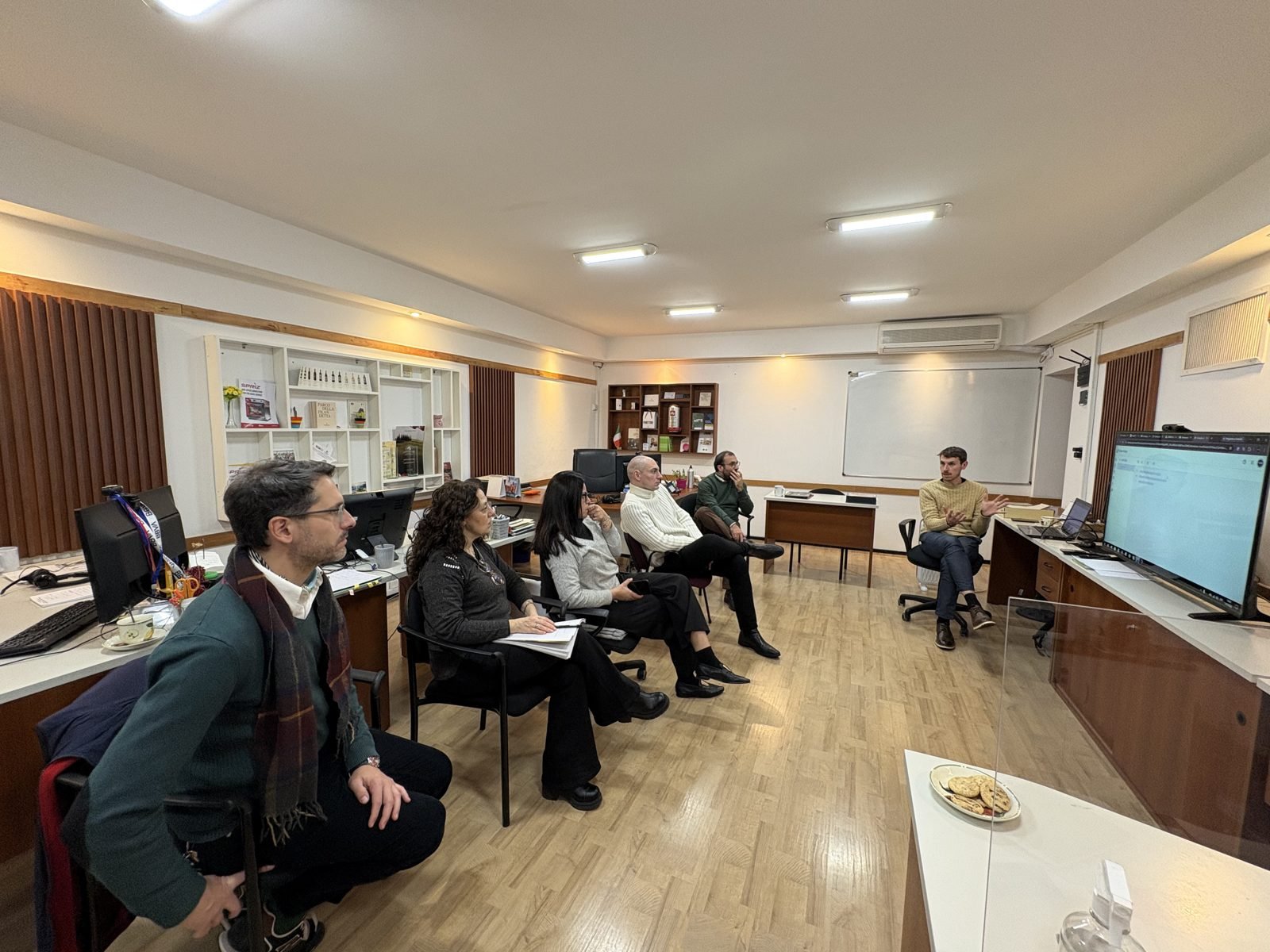 Capacitación de CRIA con un equipo de trabajo en su oficina